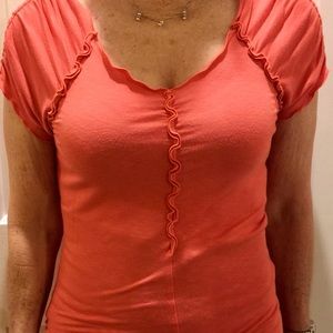 Short sleeve v-neck fitted shirt with ruffles